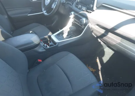 2021 Toyota Rav4 Xle z USA, uszkodzony, nr VIN 2T3W1RFV1MC116860